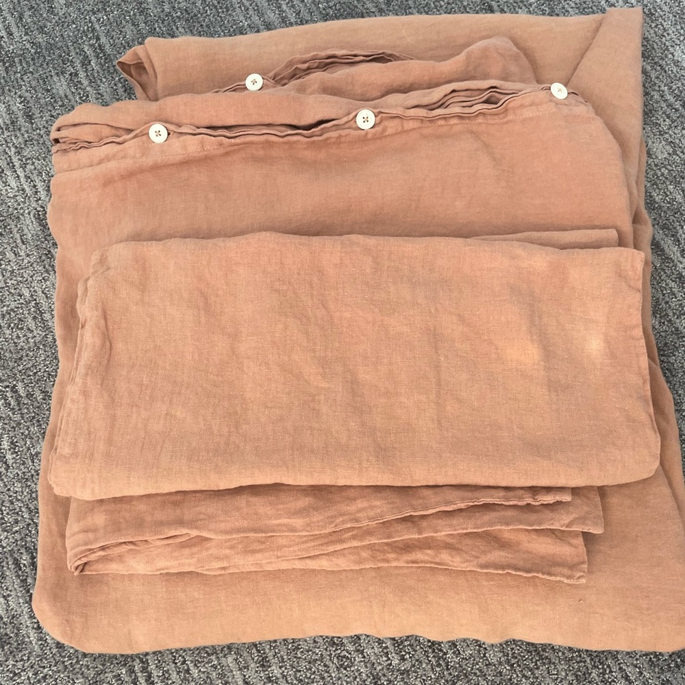 Parachute 100%linen queen duvet cover  
plus 2 king pillow  shams 
Brick /ochre